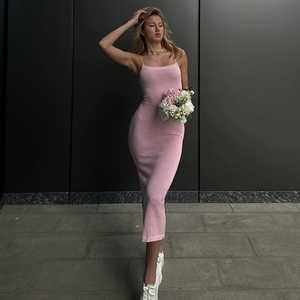 Détail de la robe longue en maille rose à bretelles avec coupe ajustée et fente haute