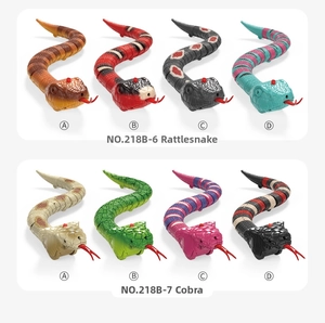 Vista dettagliata di serpenti giocattolo telecomandati segmentati in vari colori e motivi