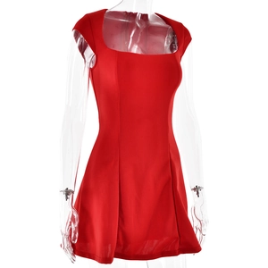 Détail d'une mini robe rouge sans manches à col carré sur mannequin transparent