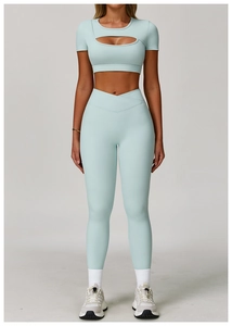 Détails du legging de yoga bleu clair avec taille haute croisée en forme de V