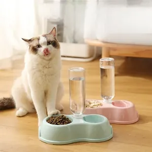 Détail du distributeur d'eau automatique pour animaux avec bouteille et bol de nourriture