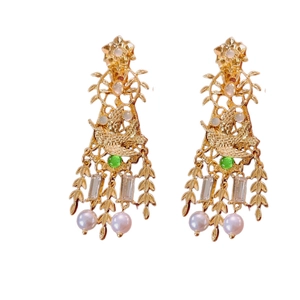 Pendientes vintage dorados con borlas de perlas, gema verde y diseño de pájaro