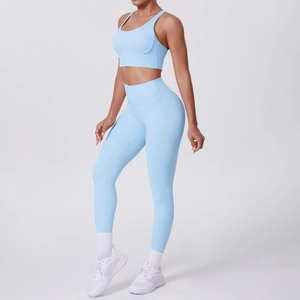 Ensemble de yoga bleu clair deux pièces avec legging taille haute et soutien-gorge de sport