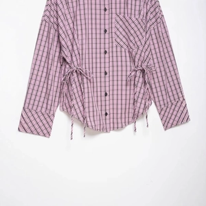 Chemise à carreaux rose et noir à manches longues avec cordons de serrage latéraux et poche
