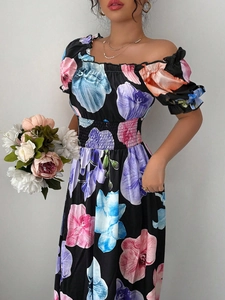Détail d'une robe fleurie avec manches bouffantes, taille haute et imprimé orchidées