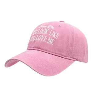 Casquette de baseball en denim délavé rose avec broderie vintage blanche vue de profil