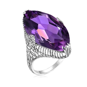Vintage zilveren ring met marquise-geslepen paarse edelsteen en bloemenpatroon