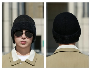 Détail du bonnet en maille noire avec protection des oreilles et doublure polaire chaude
