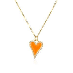 Dettaglio della collana a catena dorata con pendente a cuore arancione e zirconi