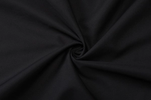 Nahaufnahme der schwarzen Stofftextur mit elegantem Fall und Plissee-Details des Kleides
