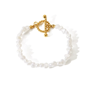Baroque pearl bracelet with 18K gold-plated OT toggle clasp and twist texture details