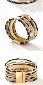Détails du bracelet multicouche à motif léopard avec fermoir magnétique et perles