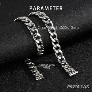Makroansicht der 13mm Edelstahl-Panzerkette mit Hochglanzfinish auf schwarzem Ständer