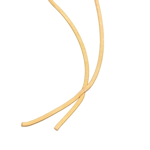 Detail der flachen Schlangenkette mit Goldbeschichtung und enger Mesh-Struktur