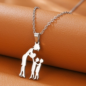 Detail der Silhouette von Mutter und Kindern aus Edelstahl auf Lederhintergrund