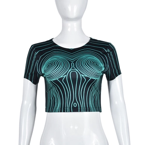 Détail du crop top avec imprimé abstrait vert de lignes du corps sur tissu noir extensible