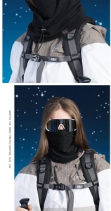 Primer plano de pasamontañas de forro polar con cordón en escena de nieve exterior
