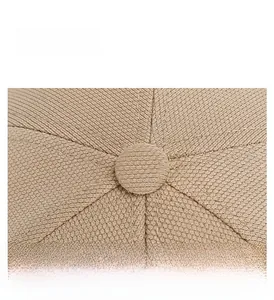 Dettaglio macro della corona del cappello in maglia kaki con cuciture e bottone