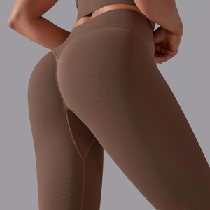 Detailansicht der nahtlosen Ripp-Yogahose mit hohem Bund und Push-Up-Effekt am Gesäß
