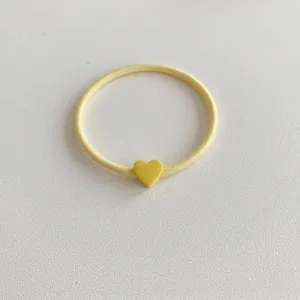 Elastico per capelli giallo con accessorio a cuore opaco per uno stile dolce quotidiano