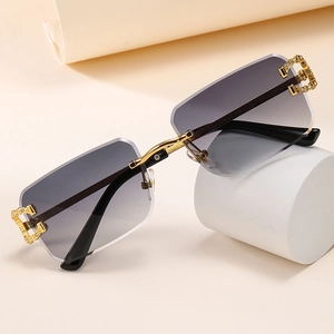 Detalle de gafas de sol polarizadas sin montura con marco dorado y lentes degradadas