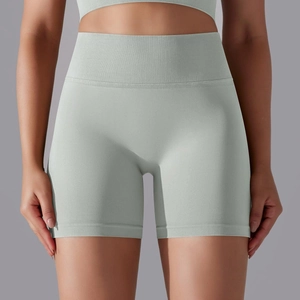 Gros plan sur la taille haute sans couture vert menthe avec détails de compression côtelés