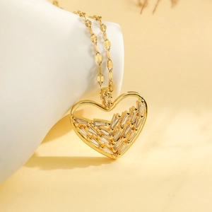 Collana a cuore placcata oro con zirconi baguette su supporto in ceramica minimalista