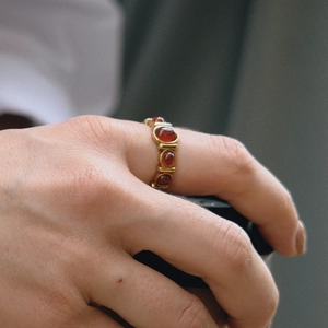 Gros plan détaillé d'une bague rétro en acier inoxydable doré 18K avec cinq pierres œil-de-tigre