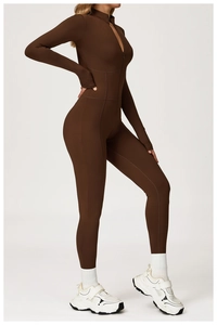 Détails d'un body de sport marron foncé à manches longues avec col zippé et lignes de modelage