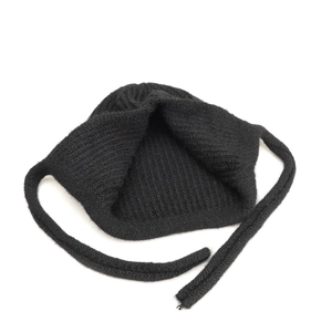 Dettaglio cappello in maglia di lana nera con trama a costine e lacci protettivi