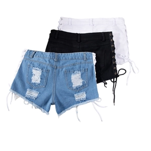 Tre paia di pantaloncini di jeans a vita alta in blu nero e bianco con lacci laterali