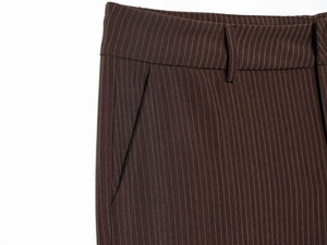 Détails de la taille et couture de poche latérale sur un pantalon tissé marron à rayures