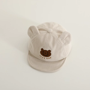 Detailansicht der Cord-Textur und Bärenstickerei auf der Baby-Baseballkappe