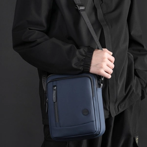 Sac bandoulière homme bleu marine de forme verticale en nylon imperméable sur mannequin