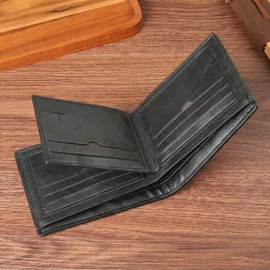 Détails des fentes pour cartes et coutures en nylon d'un portefeuille en cuir noir