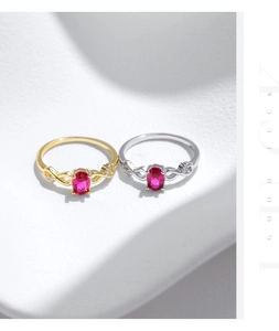 Nahaufnahme von s925 Silberringen mit roten Steinen und hohlem Kurven-Ringband Design
