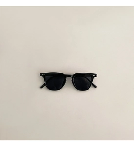 Gros plan sur les lunettes de soleil noires carrées pour enfants avec verres de protection