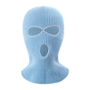 Hellblaue gestrickte Sturmhaube mit drei Löchern für Ski und Wintersport im Freien