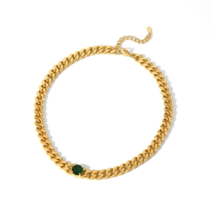 Collier maille gourmette en acier doré avec pendentif ovale en pierre verte