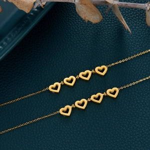 Collier trèfle à cœurs en acier titane plaqué or 18K sur fond de cuir vert