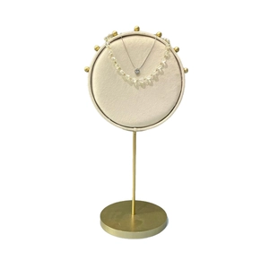 Présentoir de collier en velours beige élégant avec base dorée et pendentif cœur