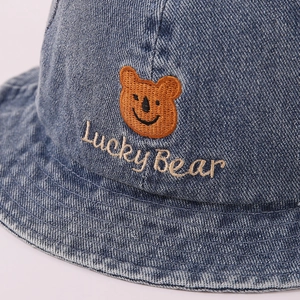 Cappello da pescatore in denim blu per bambini con ricamo orsetto arancione e tesa