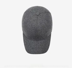 Vue de dessus d'une casquette d'hiver gris foncé avec texture tricotée et logo SR argenté