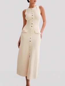Robe longue en maille crème sans manches avec boutons sur le devant et fente latérale