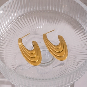 Boucles d'oreilles minimalistes en forme de U plaquées or 18 carats avec texture