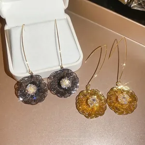 Boucles d'oreilles fleur plaquées or 18 carats avec zircone et pétales filigranés