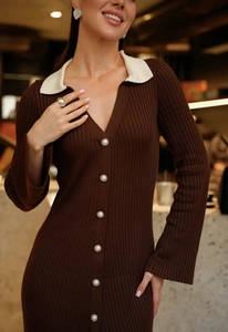 Détails de la robe en maille marron avec col polo blanc contrasté et boutons perlés