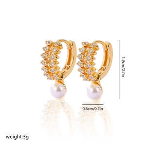Detail view of 1.9cm gold-plated earrings with pearls, zircons and precise dimensions