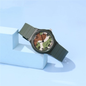 Details der Camouflage-Quarzuhr mit militärgrünem Silikonarmband und Zifferblatt