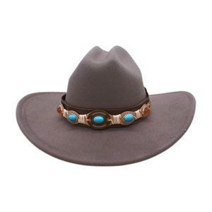 Detalle de sombrero de fieltro gris con banda étnica turquesa y tachuelas de metal vintage